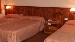 Cortinas opacas, wifi gratis, ropa de cama y acceso en silla de ruedas