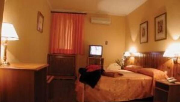 Cortinas opacas, wifi gratis, ropa de cama y acceso en silla de ruedas
