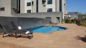 Piscina externa, guarda-sóis, espreguiçadeiras