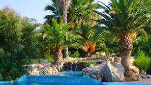 Una piscina al aire libre de temporada (de 11:00 a 20:30), sombrillas
