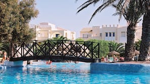 Una piscina al aire libre de temporada (de 11:00 a 20:30), sombrillas