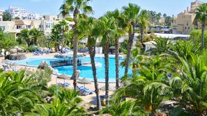 Una piscina al aire libre de temporada (de 11:00 a 20:30), sombrillas