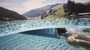 Innenpool, 2 Außenpools, Sonnenschirme, Liegestühle