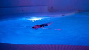 Una piscina cubierta, una piscina al aire libre