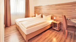Hochwertige Bettwaren, Schreibtisch, schallisolierte Zimmer