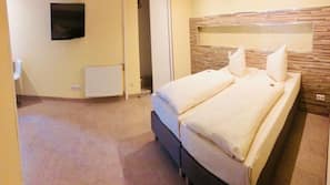 Hochwertige Bettwaren, Schreibtisch, schallisolierte Zimmer
