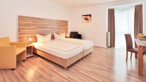 Hochwertige Bettwaren, Schreibtisch, schallisolierte Zimmer