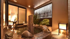 Bathtub Spa Luar Ruangan