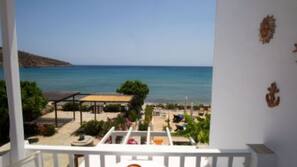 Plage, chaises longues, parasols, serviettes de plage