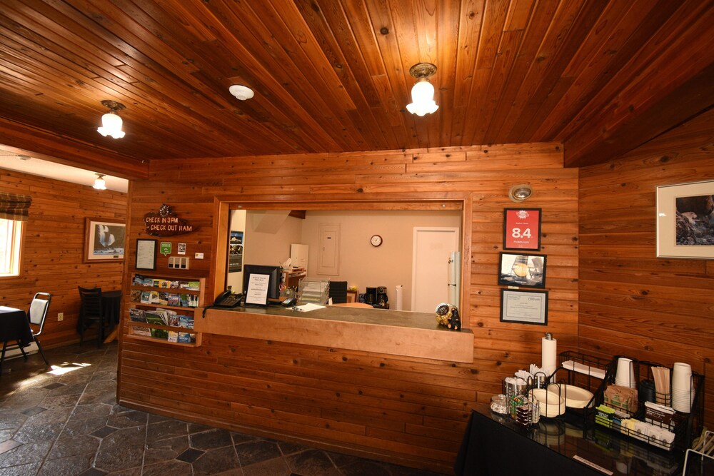 Radium Chalet, Radium Hot Springs: $74 Room Prices & Reviews | Travelocity