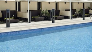 Piscine extérieure, cabanons gratuits, parasols de plage