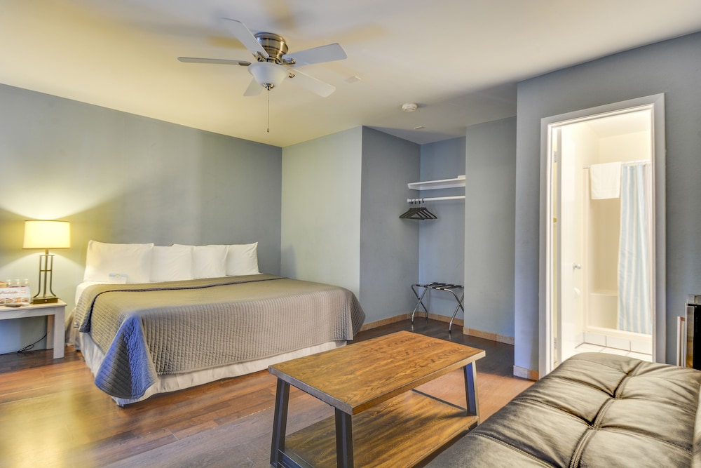 Upper Deck Hotel and Bar Adults Only, South Padre Island 129 Room