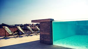 Piscine extérieure, chaises longues