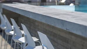 Piscine extérieure, chaises longues