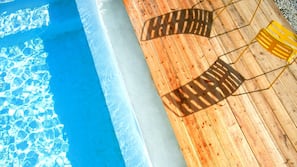 Piscine extérieure, chaises longues