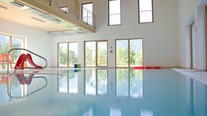 Piscine couverte, chaises longues