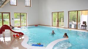 Piscine couverte, chaises longues