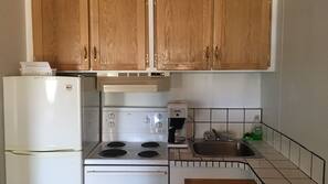Fridge, coffee/tea maker