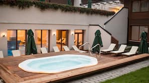 Outdoor spa bath