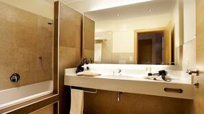Haartrockner, Fußbodenheizung (Badezimmer), Handtücher, Seife