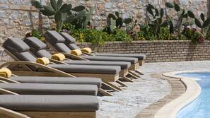 Outdoor pool, pool umbrellas, sun loungers