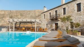 Outdoor pool, pool umbrellas, sun loungers