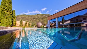 Innenpool, Außenpool, Sonnenschirme, Liegestühle
