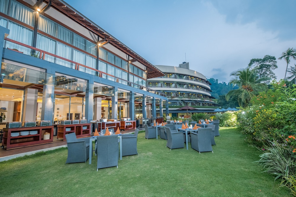 Outdoor dining, Earl's Regent Kandy