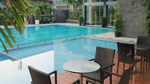 Kolam renang indoor