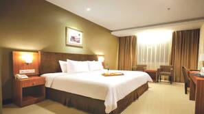 Minibar, brankas, meja kerja, dan tirai kedap cahaya