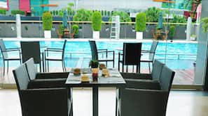 Kolam renang indoor