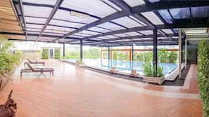 Kolam renang indoor