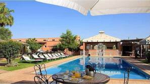 2 piscines extérieures