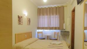 Escrivaninha, cortinas blackout, Wi-Fi de cortesia, roupa de cama