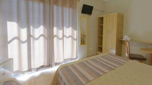 Escrivaninha, cortinas blackout, Wi-Fi de cortesia, roupa de cama