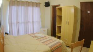 Escrivaninha, cortinas blackout, Wi-Fi de cortesia, roupa de cama