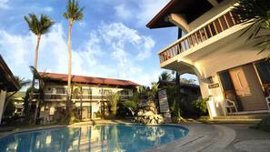 Outdoor pool, sun loungers