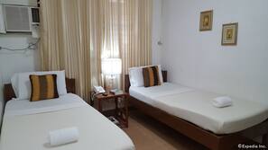 Cortinas opacas, wifi gratis, ropa de cama