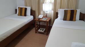 Cortinas opacas, wifi gratis, ropa de cama