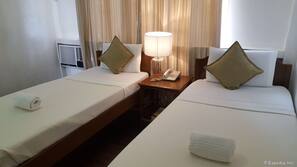 Cortinas opacas, wifi gratis, ropa de cama