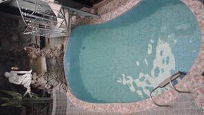 Una piscina cubierta, sombrillas