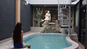 Una piscina cubierta, sombrillas