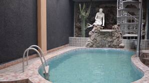 Una piscina cubierta, sombrillas