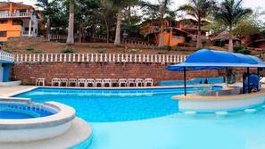 Una piscina al aire libre