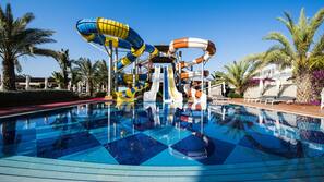 Piscina coperta, piscina all'aperto, cabanas (a pagamento)