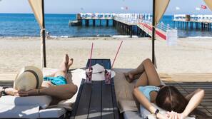 Spiaggia privata, cabine (a pagamento), lettini da mare, ombrelloni