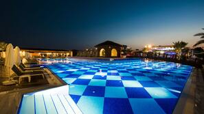 Piscina coperta, piscina all'aperto, cabanas (a pagamento)