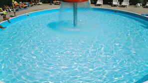 Piscina coperta, piscina stagionale all'aperto