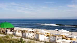 Privatstrand, Liegestühle, Sonnenschirme, Strandtücher