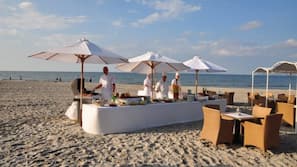 Privatstrand, Liegestühle, Sonnenschirme, Strandtücher